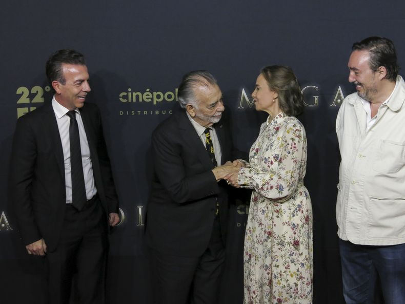 Francis Ford Coppola, segundo desde la izquierda, saluda a la directora general del Festival Internacional de Cine de Morelia, Daniela Michel, en la alfombra roja de su película Megalopolis en el Festival de Cine de Morelia, el martes 22 de octubre de 2024, en Morelia, México. (Foto AP/Berenice Bautista)