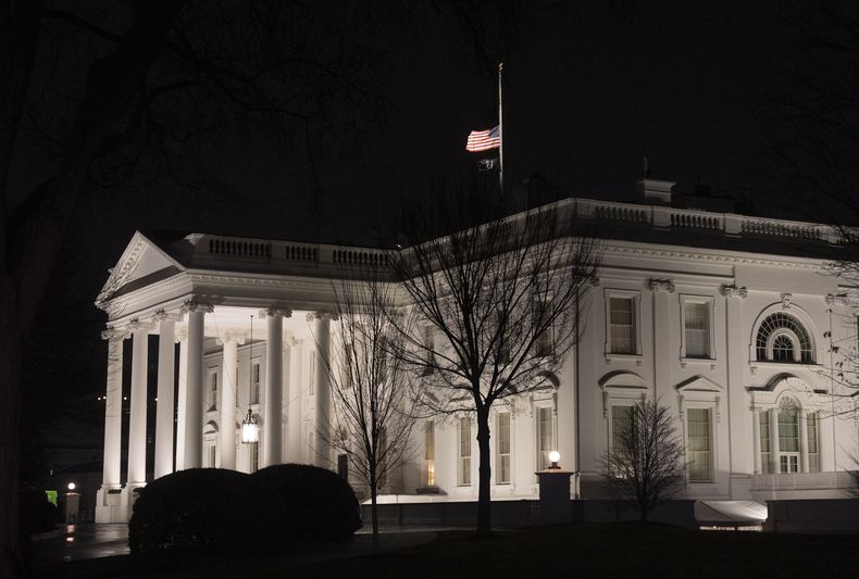 La bandera estadounidense ondea a media asta en la Casa Blanca en honor al fallecido expresidente Jimmy Carter, el domingo 29 de diciembre de 2024, en Washington. (AP Foto/Manuel Balce Ceneta)