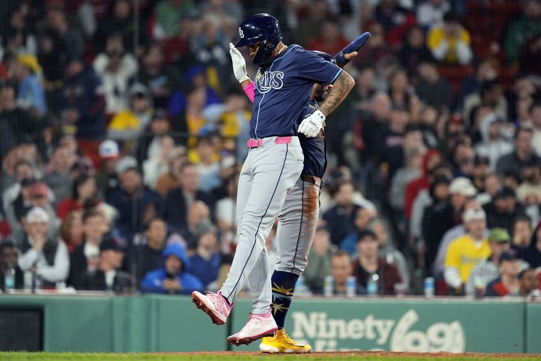 El dominicano José Siri, de los Rays de Tampa Bay, anota en un sencillo del cubano Yandy Díaz, en el juego del miércoles 15 de mayo de 2024, ante los Medias Rojas de Boston (AP Foto/Michael Dwyer)