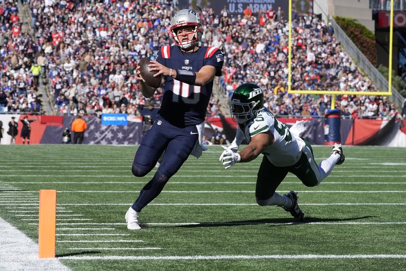 El quarterback de los Patriots de Nueva Inglaterra Drake Maye corre para anotar frente al linebacker de los Jets de Nueva York Chazz Surratt en el encuentro del domingo 27 de octubre del 2024. (AP Foto/Michael Dwyer)