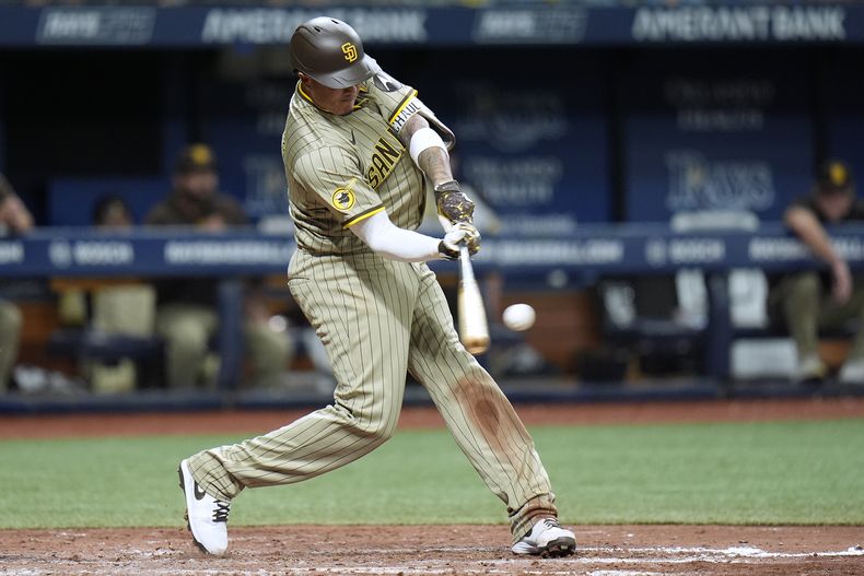 El dominicano Manny Machado, de los Padres de San Diego, pega un sencillo en el juego del viernes 30 de agosto de 2024, ante los Rays de Tampa Bay (AP Foto/Chris OMeara)