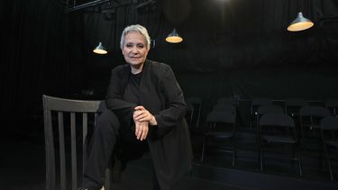 La actriz, maestra de actuación y directora mexicana Adriana Barraza posa en su estudio de actuación el martes 25 de abril de 2023 en Miami. (Foto AP/Wilfredo Lee)