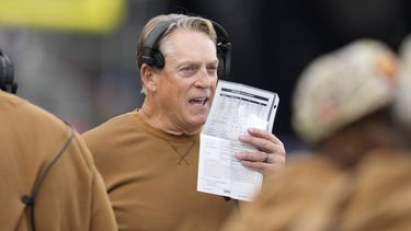 ARCHIVO - Jack Del Rio, coordinador defensivo de los Commanders de Washington, da instrucciones durante un partido de la NFL, el 5 de noviembre de 2023, en Foxborough, Massachusetts. (AP Foto/Charles Krupa, Archivo)