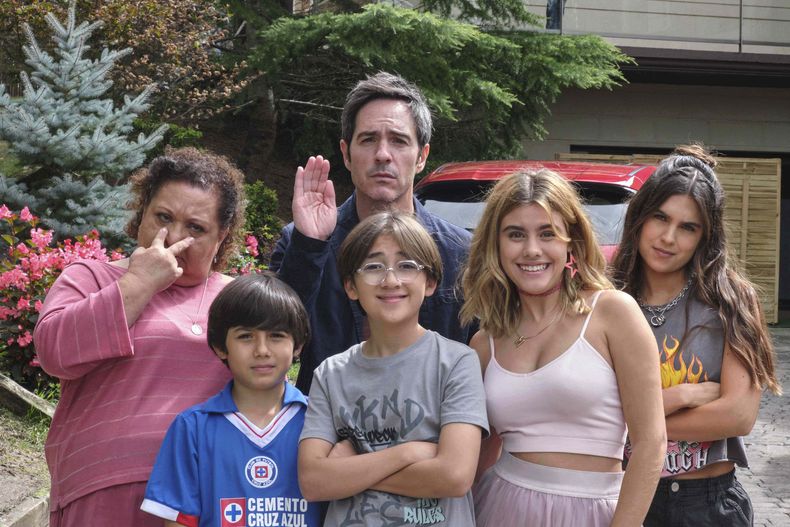En esta imagen proporcionada por ViX Norma Angelica, de izquierda a derecha, David Aguilar, Erick Velarde, frente al centro, Mauricio Ochmann, Ana Tena y Romina Poza en una escena de la serie Papa soltero. (ViX vía AP)