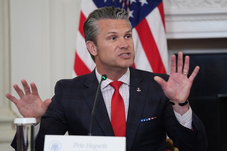 El secretario de Defensa de Estados Unidos, Pete Hegseth, habla durante una mesa redonda sobre cárteles criminales con el presidente estadounidense Donald Trump en el Comedor de Estado de la Casa Blanca, el jueves 23 de octubre de 2025, en Washington. (Foto AP/Evan Vucci)