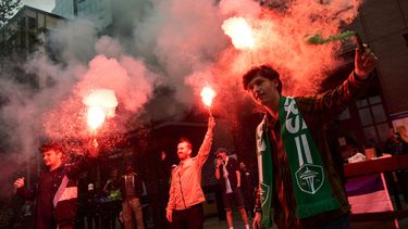 Los aficionados encienden bengalas mientras los seguidores de los Sounders de Seattle marchan antes de un partido de fútbol de la MLS contra los Timbers de Portland, el jueves 16 de julio de 2026, en Seattle. (Foto AP/Lindsey Wasson)