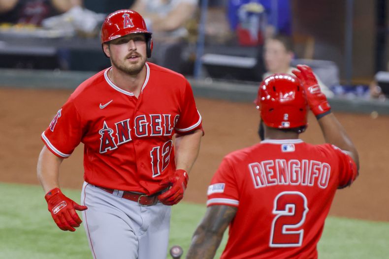 Hunter Renfroe, de los Angelinos de Los Ángeles, festeja con el venezolano Luis Rengifo, tras conectar un jonrón en el duelo ante los Rangers de Texas, el martes 13 de junio de 2023 (AP Foto/Gareth Patterson)