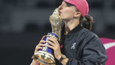 La polaca Iga Swiatek besa el trofeo del Abierto de Qatar, tras vencer a la kazaja Elena Rybakina en la final del sábado 17 de febrero de 2024 (AP Foto/Hussein Sayed)