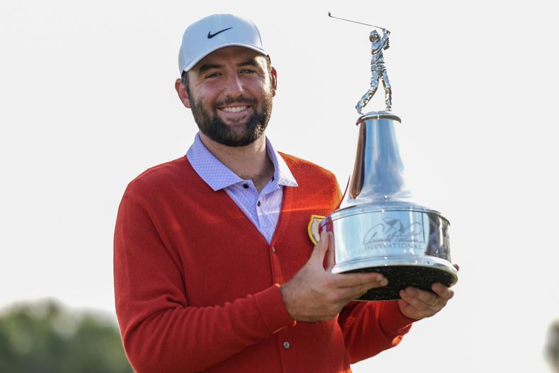 Scottie Scheffler sostiene el trofeo de campeón después de ganar el torneo de golf Arnold Palmer Invitational, el domingo 10 de marzo de 2024, en Orlando, Florida. (AP Foto/John Raoux)