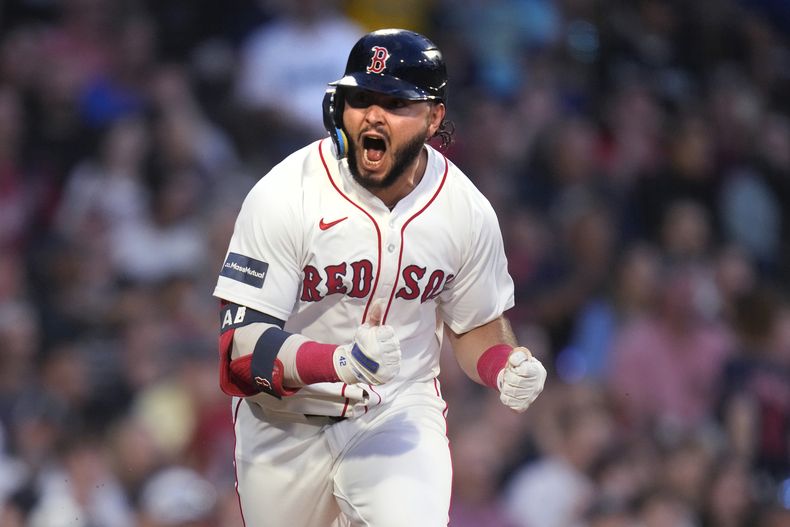 Wilyer Abreu, de los Medias Rojas de Boston, reacciona después de producir una carrera con un sencillo durante la tercera entrada del juego de béisbol en contra de los Marineros de Seattle, el lunes 29 de julio de 2024, en Boston. (AP Foto/Charles Krupa)