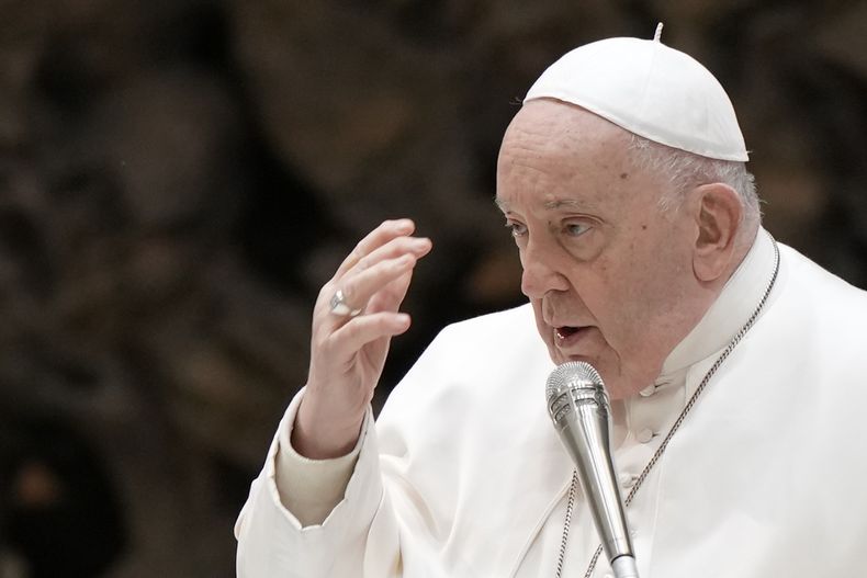 El papa Francisco imparte la bendición durante su audiencia general semanal en el aula Pablo VI del Vaticano, miércoles 24 de enero de 2024. (AP Foto/Andrew Medichini)