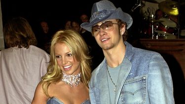ARCHIVO- Britney Spears, izquierda, y Justin Timberlake llegan a la 28a entrega anual de los American Music Awards en Los Ángeles el 8 de enero de 2001. El libro de memorias de Spears The Woman in Me será publicado el 24 de octubre. (Foto AP/Mark J. Terrill, archivo)