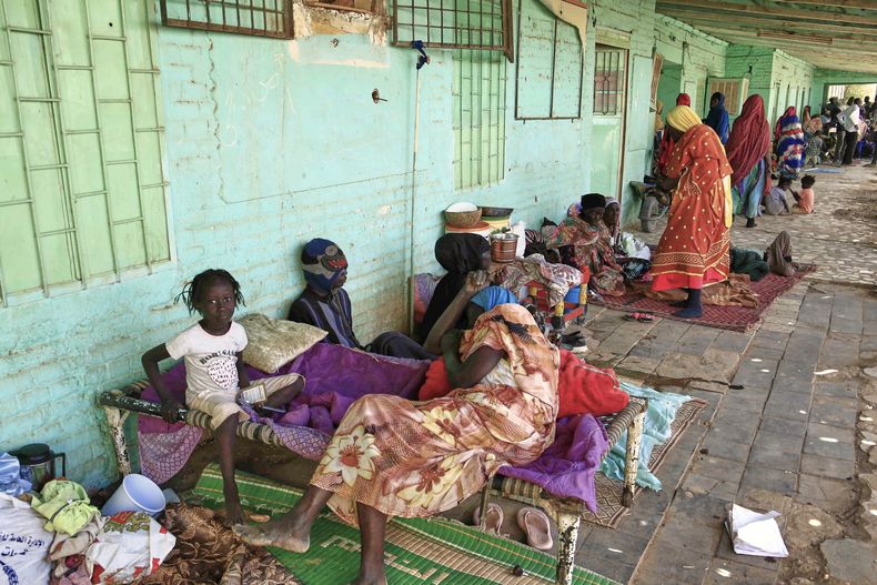 Familias desplazadas por el conflicto en Omdurmán, Sudán, el 23 de marzo del 2025. (AP foto)