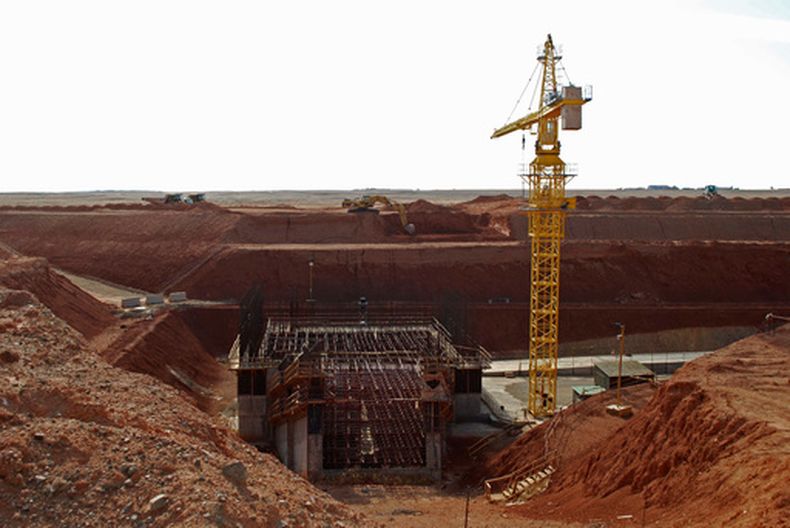 ARCHIVO - Una grúa se ve sobre las obras para un nuevo pozo en la mina de Oyu Tolgoi, en la localidad de Khanbogd, provincia de Umnugobi, Mongolia, el 7 de noviembre de 2009. (AP Foto/Ganbat Namjilsangarav, Archivo)