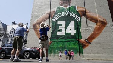 Mural realza la presencia de Antetokounmpo en Milwaukee