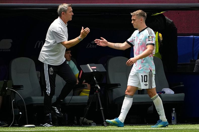 Leandro Trossard de Bélgica sale de cambio durante el partido de cuartos de final de la Copa Mundial ante España el viernes 10 de julio del 2026. (AP Foto/Lindsey Wasson)