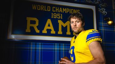 Esta foto sin fecha proporcionada por los Rams de Los Ángeles muestra al quarterback Matthew Stafford con el nuevo uniforme Classic Sol (Brevin Townsell/Los Angeles Rams via AP)