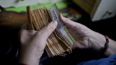 ARCHIVO - Un trabajador cuenta dinero en una tienda de comestibles en Buenos Aires, Argentina, el 21 de noviembre de 2023. El Producto Interior Bruto (PIB) de Argentina se aceleró un 3,9% el tercer trimestre del año con respecto a los tres meses inmediatamente anteriores, lo que pone fin a tres trimestres consecutivos de números rojos, según los datos divulgados el lunes 16 de diciembre de 2024 por el Instituto Nacional de Estadísticas y Censos. (AP Photo/Natacha Pisarenko, File)