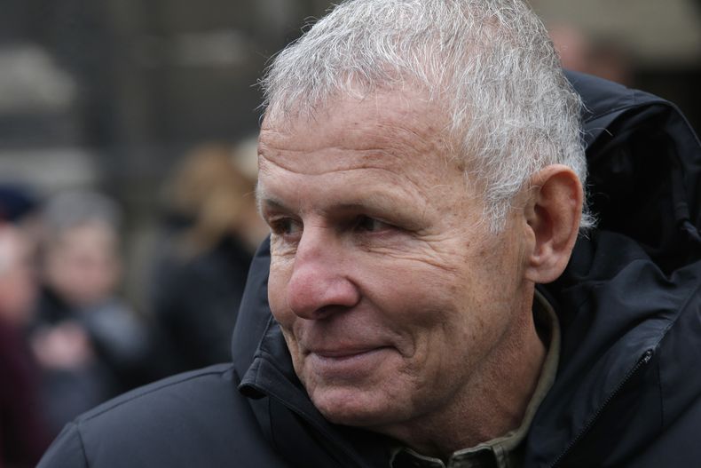 ARCHIVO - El exconductor de televisión Patrick Poivre dArvor abandona una iglesia de París, Francia, el martes 6 de enero de 2015. (AP Foto/Christophe Ena, Archivo)