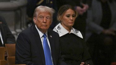 El presidente electo Donald Trump y su esposa Melania Trump previo a que empiece el funeral del expresidente Jimmy Carter, en la Catedral Nacional, en Washington, el jueves 9 de enero de 2025. (Ricky Carioti/The Washington Post via AP, Pool)