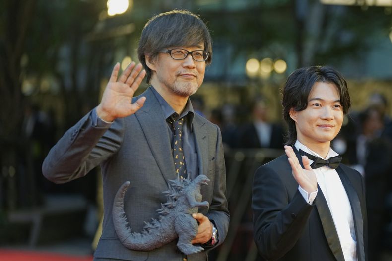 El director de Godzilla Minus One, Takashi Yamazaki, izquierda, y el actor Ryunosuke Kamiki posan en la alfombra roja antes de la ceremonia inaugural de la 36a edición del Festival Internacional de Cine de Tokio en Tokio, Japón el 23 de octubre de 2023. (Foto AP/Shuji Kajiyama)