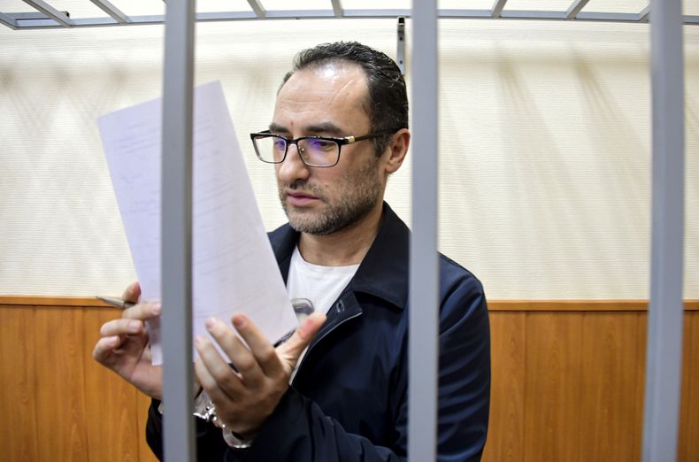 ARCHIVO - Eugene Spector, ciudadano estadounidense de origen ruso ya encarcelado en Rusia por una condena de soborno ha sido condenado a una segunda pena de 15 años de cárcel por espionaje, aparece entre rejas en una sala del tribunal en Moscú, Rusia, jueves 20 de febrero de 2020. (Igor Ivanko/Kommersant Publishing House via AP, archivo)
