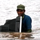 Identifican al hombre del televisor que protagonizó la imagen más VIRAL del huracán Melissa Identifican al hombre del televisor que protagonizó la imagen más VIRAL del huracán Melissa