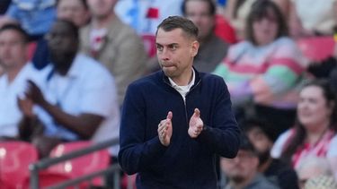 ARCHIVO - Foto del 25 de abril del 2026, el entrenador del Southampton Tonda Eckert reacciona durante la semifinal de la Copa FA ante el Manchester City. (AP Foto/Kin Cheung, Archivo)