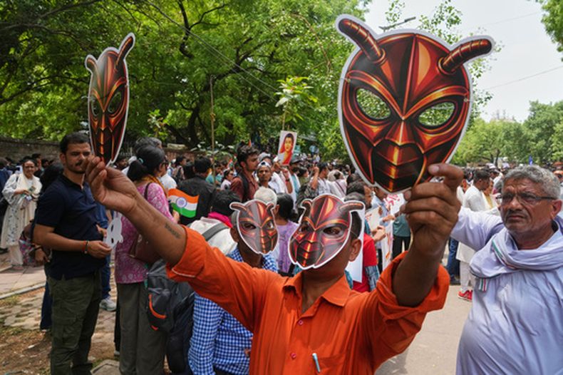 Simpatizantes del Partido Janta de las Cucarachas con máscaras de esos insectos durante una protesta en Nueva Delhi, India, el sábado 6 de junio de 2026. (AP Foto/Manish Swarup)