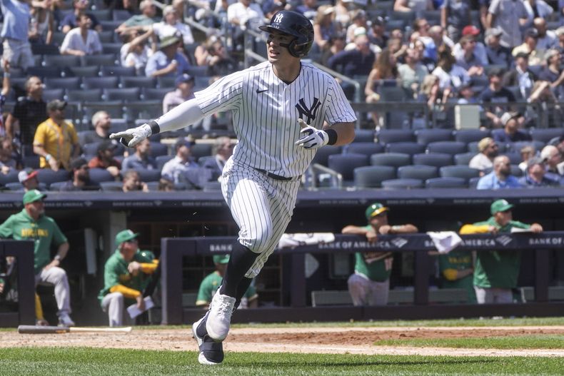Anthony Volpe de los Yanquis de Nueva York recorre las bases tras batear un grand slam ante los Atléticos de Oakland, el miércoles 10 de mayo de 2023 en Nueva York. (AP Foto/Bebeto Matthews)