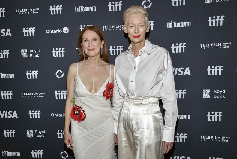 Julianne Moore, izquierda, y Tilda Swinton asisten al estreno de The Room Next Door en TIFF Lightbox durante el Festival Internacional de Cine de Toronto el sábado 7 de septiembre de 2024 en Toronto. (Foto Evan Agostini/Invision/AP)