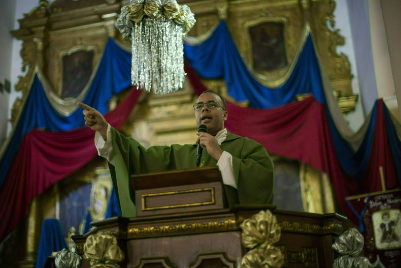 AMS-GEN_VENEZUELA-SACERDOTE_ASEDIADO-0.jpg
