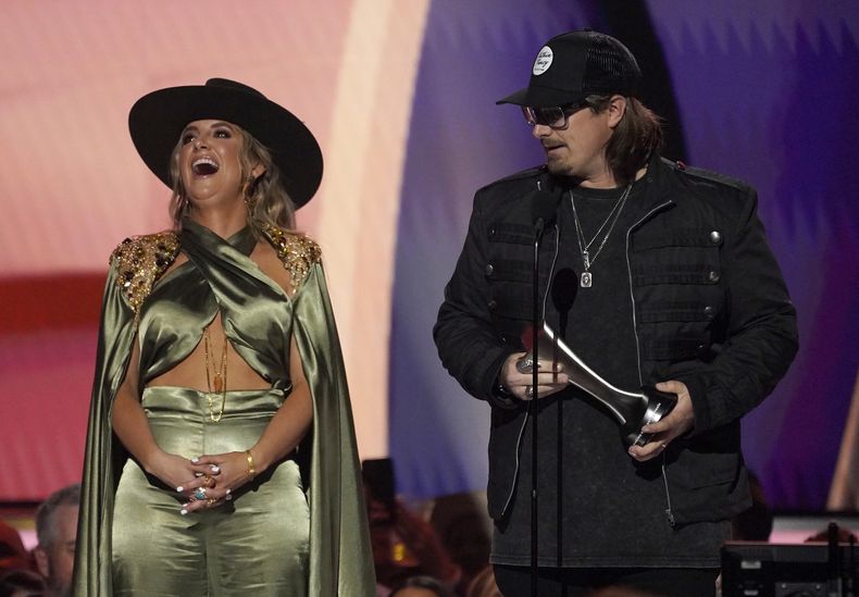 Lainey Wilson, izquierda, y HARDY reciben el premio a evento musical del año por Wait in the Truck en la 58a entrega anual de los Premios de la Academia de Música Country el jueves 11 de mayo de 2023, en el Ford Center en Frisco, Texas. (Foto AP/Chris Pizzello)