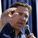 El gobernador de Florida y aspirante a la candidatura presidencial republicana, Ron DeSantis, habla el 12 de agosto de 2023, en Des Moines, Iowa. (AP Foto/Jeff Roberson)