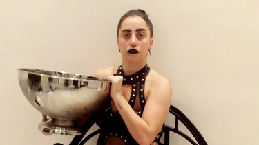 americateve | Con mucho estilo y si pronunciar una sola palabra, Lady Gaga tomó el 'Ice Bucket Challenge', pese a estar inmersa en su gira mundial 'Artpop'.