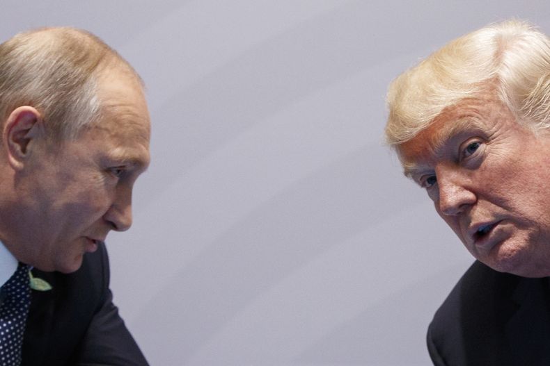 ARCHIVO - El presidente de Estados Unidos, Donald Trump, se reúne con el de Rusia, Vladímir Putin, en la cumbre del G20 en Hamburgo, Alemania, el 7 de julio de 2017. (AP Foto/Evan Vucci, archivo)