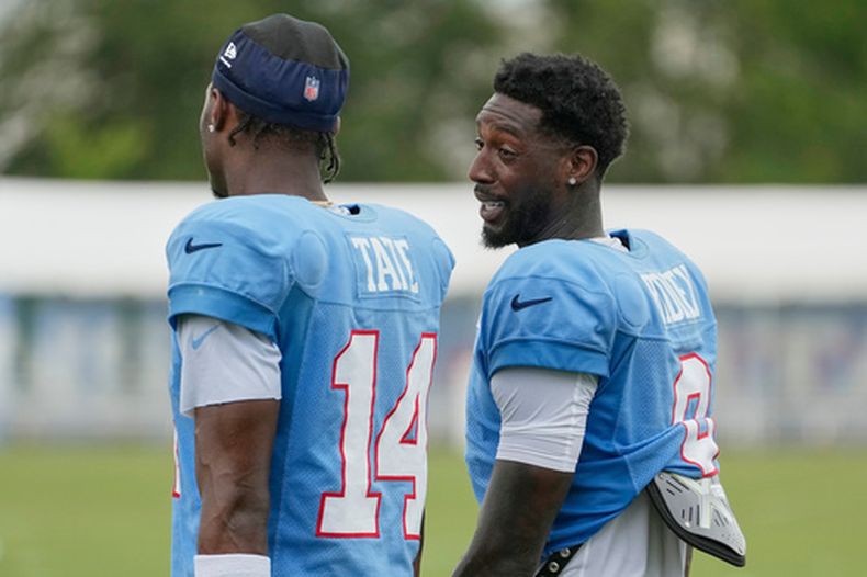 Los receptores abiertos de los Titans de Tennessee, Calvin Ridley, a la derecha, y Carnell Tate (14) conversan entre ellos después de la práctica durante el campamento de entrenamiento del equipo de fútbol americano de la NFL el martes 4 de agosto de 2026, en Nashville, Tennessee. (Foto AP/George Walker IV)