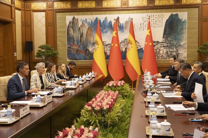 El presidente del gobierno español, Pedro Sánchez, a la izquierda, y el presidente de China, Xi Jinping, segundo por la derecha, asisten a una reunión en Diayoutai en Beijing, China, el 9 de septiembre de 2024. (Andrés Martínez Casares/Pool foto via AP)