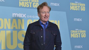 ARCHIVO - Conan OBrien llega a la sesión fotográfica de Conan OBrien Must Go en Los Ángeles el 16 de abril de 2024. (Foto Jordan Strauss/Invision/AP, archivo)