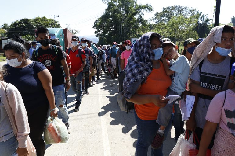 Migrantes parten a pie desde el sur de México rumbo a EEUU
