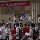 Estudiantes se forman para entrar a una escuela en el primer día de los exámenes de ingreso a la educación superior de China, conocido como el goakao, en Beijing, el martes 7 de junio de 2022. (AP Foto/Andy Wong, Archivo )