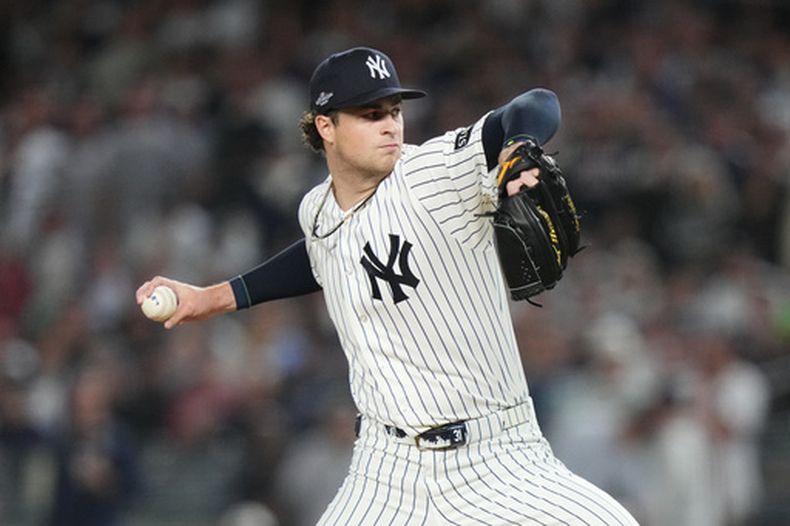 El lanzador abridor de los Yankees de Nueva York, Cam Schlittler, realiza un lanzamiento contra los Medias Rojas de Boston durante la primera entrada del primer juego de la Serie de Comodines de la Liga Americana de béisbol, el 29 de septiembre de 2026, en Nueva York. (Foto AP/Frank Franklin II)