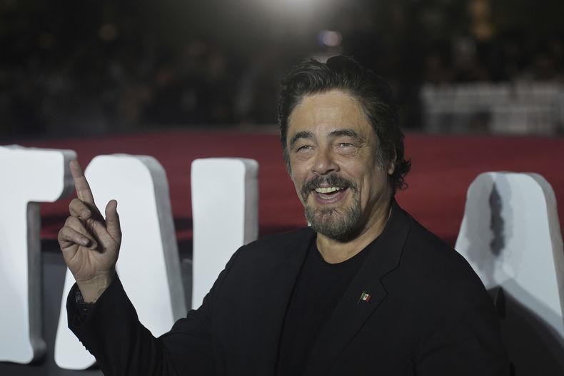 El actor Benicio Del Toro posa para fotos durante un evento de alfombra roja para la película One Battle After Another en la Ciudad de México, el jueves 18 de septiembre de 2025. (Foto AP/Marco Ugarte)