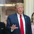El expresidente Donald Trump habla tras salir del tribunal para tomar un descanso en la Corte Suprema de Nueva York, el jueves 7 de diciembre de 2023. (AP Foto/Eduardo Munoz Alvarez)