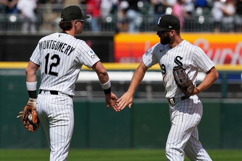 Colson Montgomery celebra con su compañero de los Medias Blancas de Chicago Tristan Peters tras vencer a los Tigres de Detroit el domingo 31 de mayo del 2026. (AP Foto/Nam Y. Huh)
