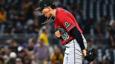 El mexicano Gerardo Carrillo, de los Diamondbacks de Arizona, festeja tras sacar el último out ante los Piratas de Pittsburgh, el martes 28 de julio de 2026 (AP Foto/Justin Berl)