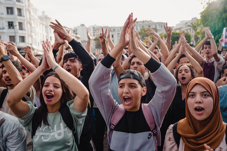 ARCHIVO - Gente protesta contra la corrupción y pide una reforma de la educación y la sanidad en Casablanca, Maruecos, el 2 de octubre de 2025. (AP Foto, Archivo)