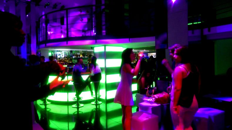 A diferencia de los estatales, en los bares privados la climatización es perfecta, el sonido es óptimo, y los sanitarios están limpios.