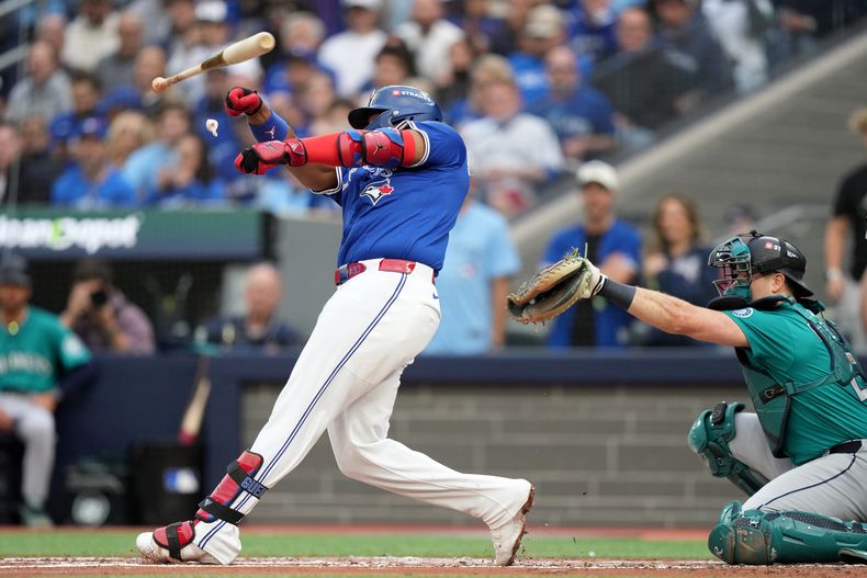 Vladimir Guerrero Jr., de los Azulejos de Toronto, pierde el control del bate durante un swing en la primera entrada del segundo juego de la Serie de Campeonato de la Liga Americana ante los Marineros de Seattle, el lunes 13 de octubre de 2025, en Toronto. (Nathan Denette/The Canadian Press via AP)