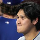 El jugador de doble vía de los Dodgers de Los Ángeles, Shohei Ohtani (17), contra los Diamondbacks de Arizona en la primera entrada de un partido de béisbol, el viernes 7 de agosto de 2026, en Phoenix. (Foto AP/Rick Scuteri)